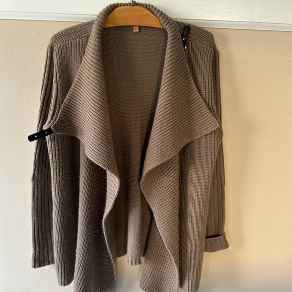 Ellen Tracy brown long sleeves front hooked by neck sweater - Picture 6 of 8